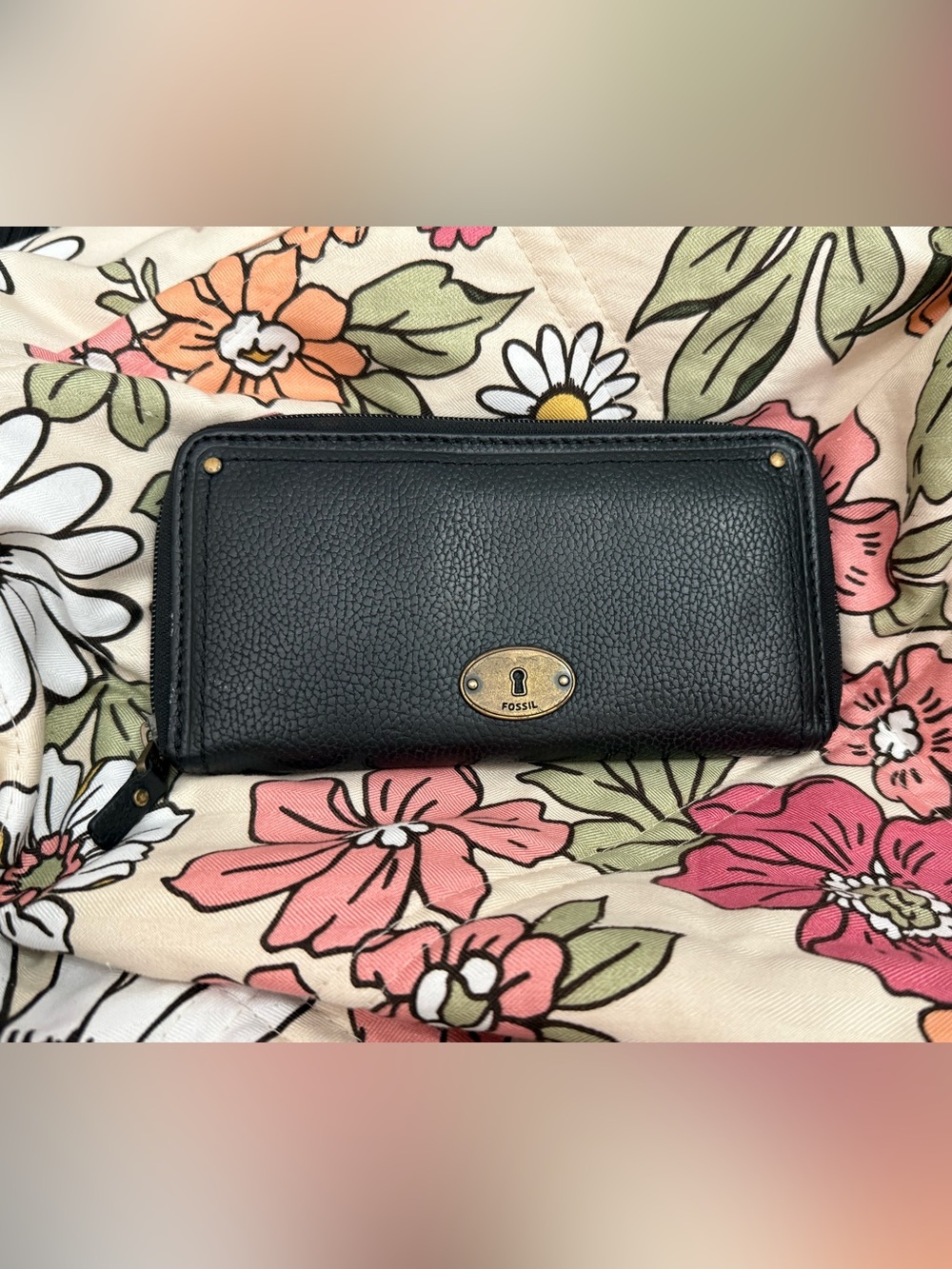 Fossil Black Textured Leather Zip-Around Wallet w/ Keyhole Plaque 7”W X 3.5”APP